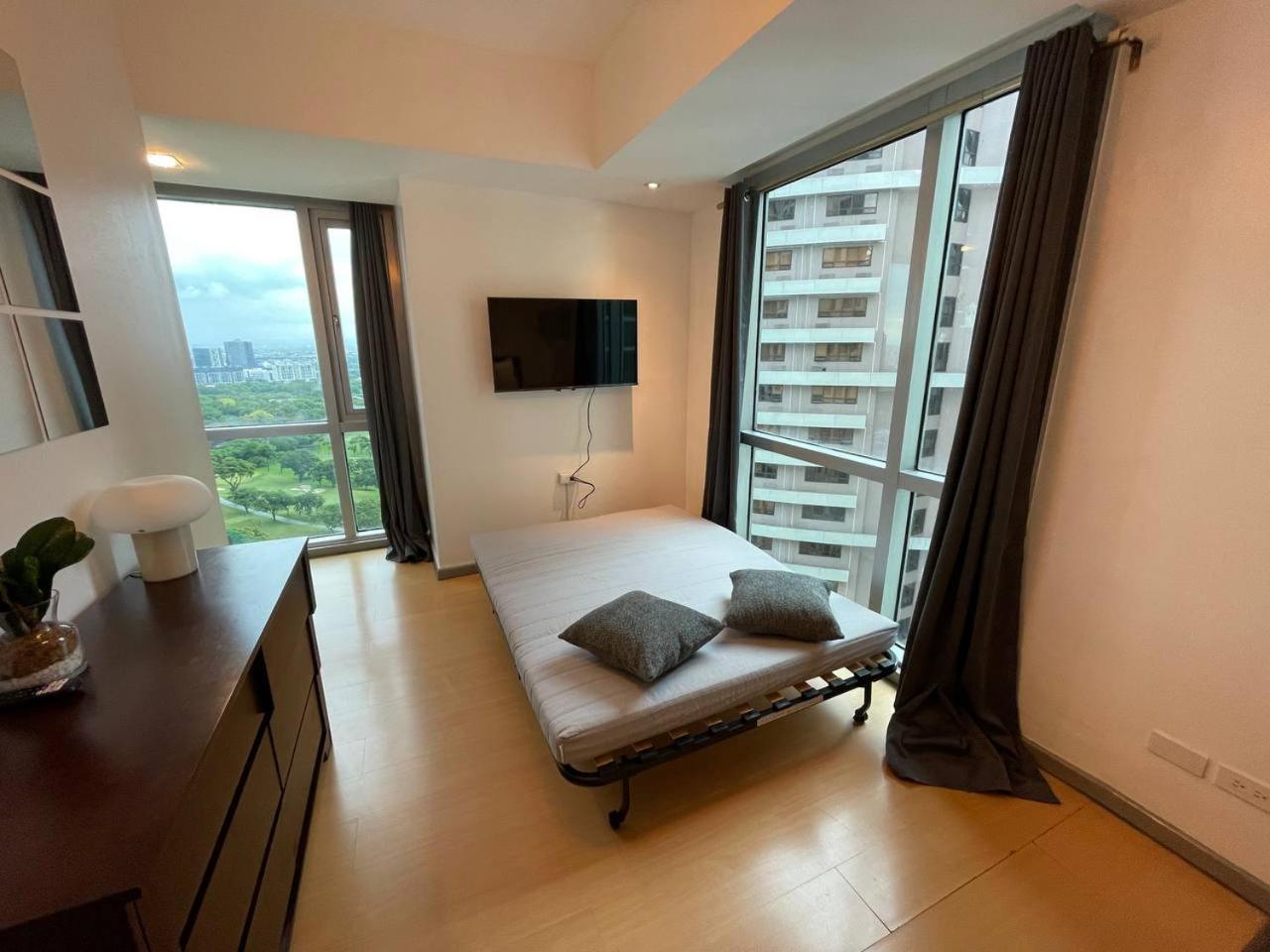 Prime Avant Bgc Location Apartments By Ph Staycation Manila Exterior foto